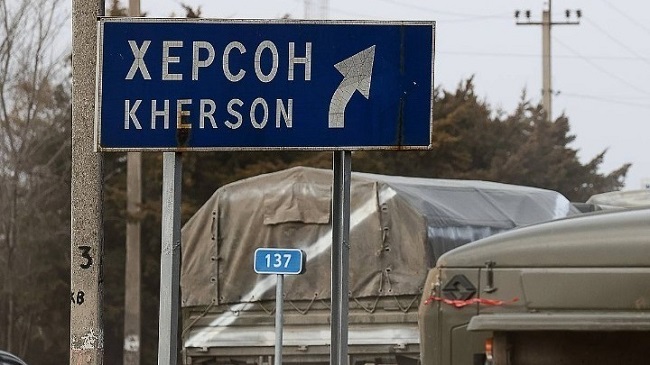 Το Κρεμλίνο δήλωσε σήμερα ότι η απόσυρση των ρωσικών δυνάμεων από τη Χερσώνα δεν θα αλλάξει το καθεστώς στην περιοχή, την οποία η Μόσχα έχει κηρύξει τμήμα της Ρωσίας αφού προχώρησε στην προσάρτησή της από την Ουκρανία. Η Ρωσία διεκδίκησε τη Χερσώνα και τρεις άλλες ουκρανικές περιοχές μετά τη διενέργεια δημοψηφισμάτων, όπως τα χαρακτήρισε, τον Σεπτέμβριο — μια διαδικασία την οποία αποκήρυξαν το Κίεβο και οι κυβερνήσεις της Δύσης ως παράνομη και εξαναγκαστική. Ωστόσο την Τετάρτη, σε μια σημαντική οπισθοχώρηση, ανακοίνωσε ότι οι δυνάμεις της θα αποσυρθούν από την πόλη της Χερσώνας μπροστά σε μια μεγάλη αντεπίθεση από την Ουκρανία. Σε τηλεδιάσκεψη με δημοσιογράφους, ο εκπρόσωπος του Κρεμλνίνου Ντιμίτρι Πεσκόφ δήλωσε ότι το καθεστώς της περιοχής είναι «καθορισμένο και συγκεκριμένο» και ότι δεν είναι δυνατόν να γίνουν αλλαγές. «Είναι ένα θέμα της Ρωσικής Ομοσπονδίας — είναι νομικά συγκεκριμένο και καθορισμένο. Δεν υπάρχουν αλλαγές και δεν μπορεί να υπάρξουν αλλαγές», δήλωσε ο Πεσκόφ. Ο ίδιος δήλωσε ότι η Μόσχα δεν έχει μετανιώσει που ανακοίνωσε την προσάρτηση της Χερσώνας και τριών άλλων περιοχών σε μια θριαμβευτική εκδήλωση στη Μόσχα στις 30 Σεπτεμβρίου. Στα πρώτα δημόσια σχόλια από το Κρεμλίνο από τότε που ο υπουργός Άμυνας Σεργκέι Σοϊγκού ανακοίνωσε την απόσυρση των ρωσικών δυνάμεων από την πόλη της Χερσώνας προς την αντίπερα όχθη του ποταμού Δνείπερου, ο Πεσκόφ δήλωσε ότι ήταν μια απόφαση που ελήφθη από το υπουργείο Άμυνας και ότι δεν έχει «τίποτα να προσθέσει». G20 Ο Ρώσος πρόεδρος Βλαντίμιρ Πούτιν δεν σχεδιάζει να απευθυνθεί στη σύνοδο της Ομάδας των 20 (G20) μέσω βιντεοσύνδεσης, όπως δήλωσε σήμερα το Κρεμλίνο. Σε ερώτηση για ποιο λόγο ο Ρώσος πρόεδρος δεν θα συμμετάσχει στη σύνοδο της G20 στο Μπαλί, ο εκπρόσωπος του Κρεμλίνου Ντμίτρι Πεσκόφ δήλωσε ότι σχετίζεται με το πρόγραμμα του Πούτιν και την ανάγκη να παραμείνει στη Ρωσία.