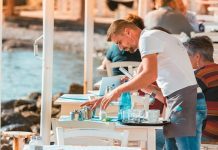 Τουρισμός-Αναζητούνται απεγνωσμένα εργαζόμενοι, με μισθούς πείνας, εξαντλητικά ωράρια και…κλοπή φιλοδωρημάτων