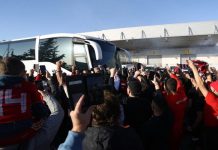 Ολυμπιακός: «Φέρτε μας το ευρωπαϊκό» – Αποθεωτική υποδοχή της αποστολής στο αεροδρόμιο (Photos)