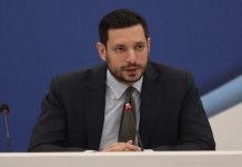 Σφυροκόπημα από τους οδηγούς ταξί στον Κυρανάκη: «Μόλις έγινε υπουργός η Uber έκανε παράνομη πιάτσα στο αεροδρόμιο»
