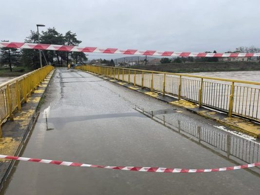 Ενιπέας: Οργή κατοίκων για τις πλημμύρες – Κόπηκαν δρόμοι, πλημμύρισαν σπίτια-Σε επιφυλακή οι κάτοικοι για τις επόμενες ώρες.