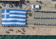 Υψώθηκε η μεγάλη Ελληνική Σημαία στη Χίο για την 25η Μαρτίου