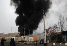 «Βρέχει πετρέλαιο» στην Τεχεράνη: Η μαύρη «όξινη βροχή» που προκαλεί αναπνευστικά προβλήματα στους κατοίκους