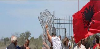 Σοβαρά επεισόδια στην Αλβανία για την επένδυση στη Σβέρνιτσα: Διαδηλωτές γκρέμισαν τους φράχτες του εργοταξίου!